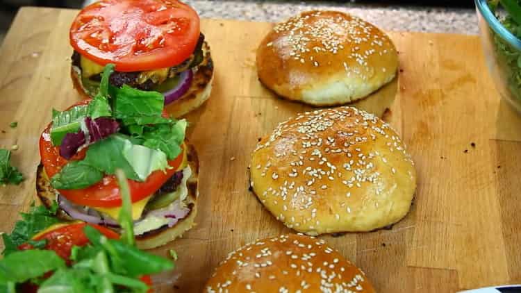 Per preparare un hamburger, stendi il ripieno a strati