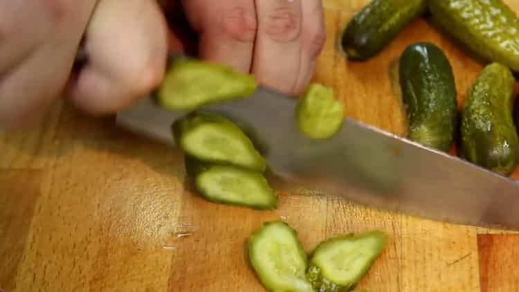 Per fare un hamburger, tagliare i cetrioli