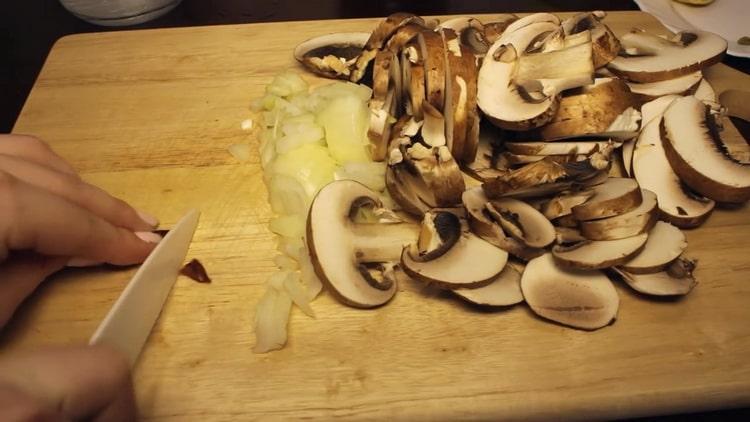 Per preparare il grano saraceno, tagliare i funghi