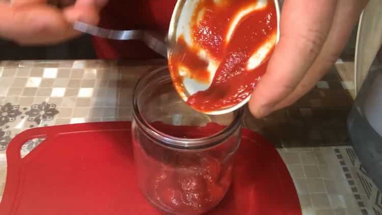 Per preparare il grano saraceno, mescola gli ingredienti per la salsa