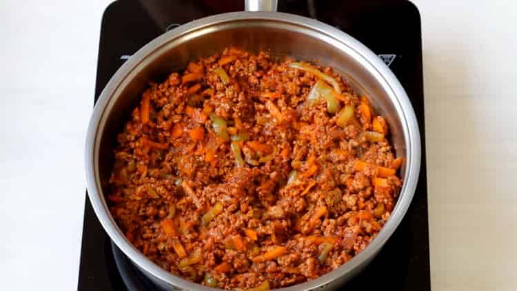 Aggiungi il concentrato di pomodoro per cuocere