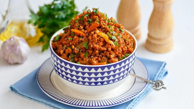 Grano saraceno in stile mercantile con carne macinata secondo una ricetta passo passo con foto