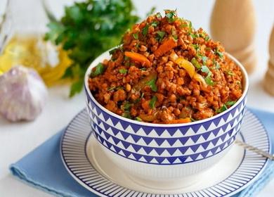 Grano saraceno in stile mercantile con carne macinata - un piatto semplice, abbondante e gustoso