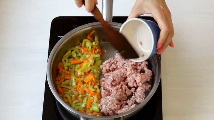 Per cucinare, friggere la carne macinata