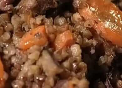 Commercianti del grano saraceno con la ricetta graduale della carne di maiale con la foto