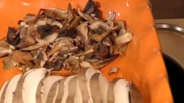 Per preparare il grano saraceno, prepara i funghi