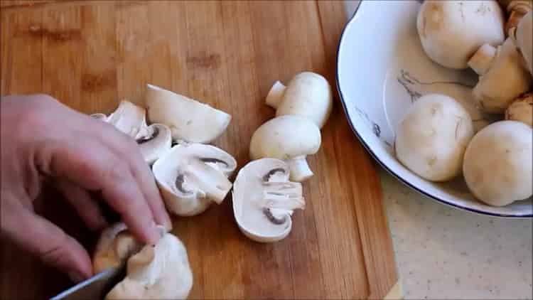 Per preparare il grano saraceno, rosola i funghi