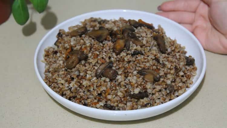 Grano saraceno con funghi e cipolle secondo una ricetta graduale con foto