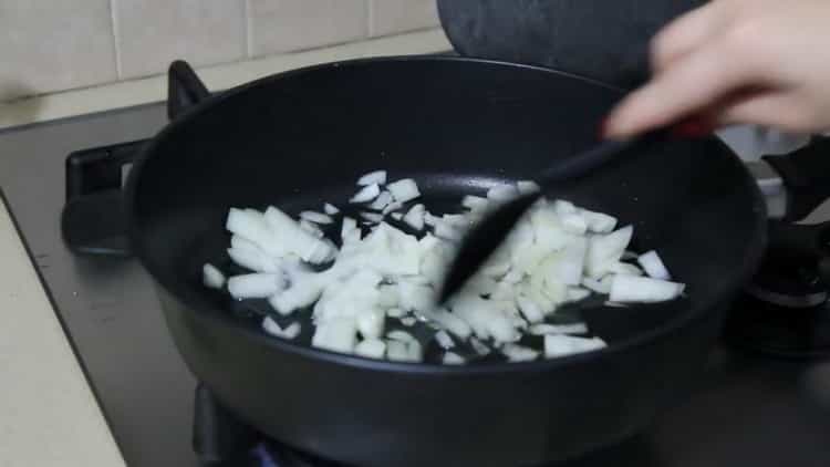 Per preparare il grano saraceno con funghi e cipolle, friggi gli ingredienti