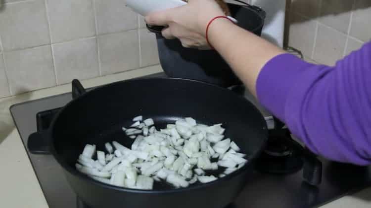 Per preparare il grano saraceno con funghi e cipolle, fai bollire gli ingredienti