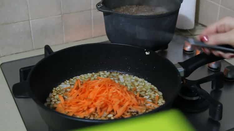 Per preparare il grano saraceno con funghi e cipolle, friggi le cipolle