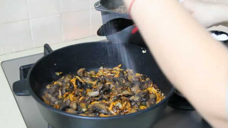 Per preparare il grano saraceno con funghi e cipolle, friggi i funghi