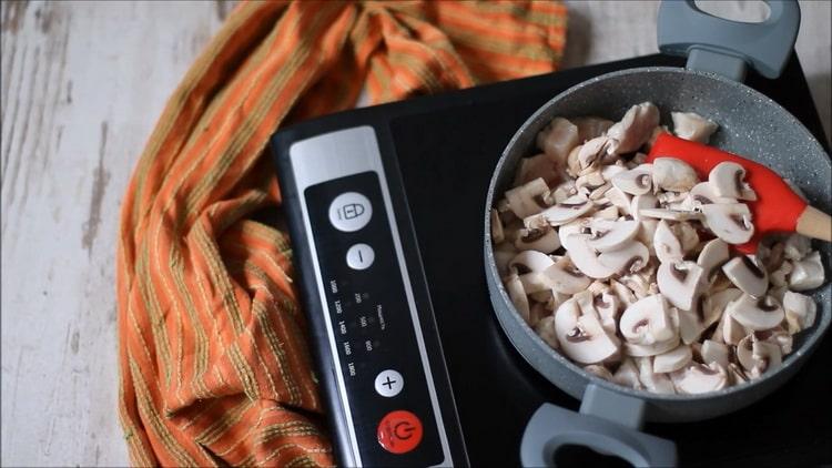 Per preparare il grano saraceno, tagliare i funghi