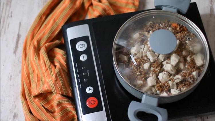 Grano saraceno con pollo e funghi secondo una ricetta graduale con foto