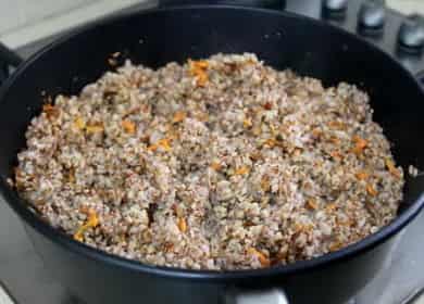 Gustoso grano saraceno con cipolle e carote per cena 🥣