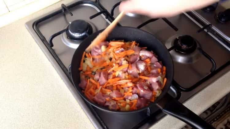 Friggere gli ingredienti per cucinare.