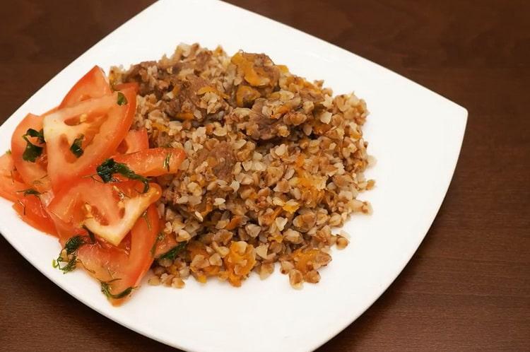 Grano saraceno con carne in una pentola a cottura lenta secondo una ricetta graduale con foto