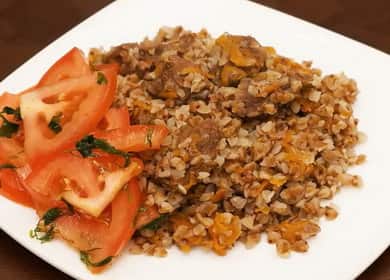 Grano saraceno con carne in una pentola a cottura lenta secondo una ricetta graduale con foto