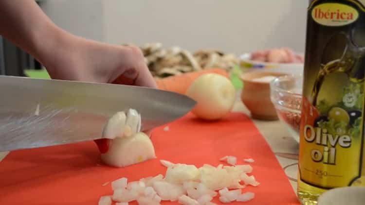 Per preparare il grano saraceno, tagliare la cipolla