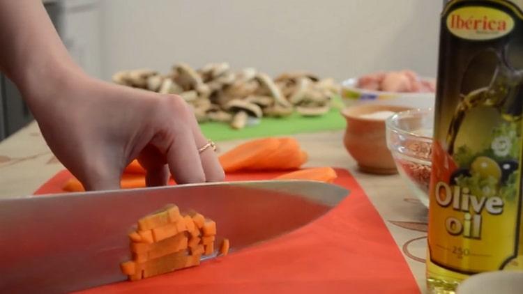 Per preparare il grano saraceno, tagliare i funghi