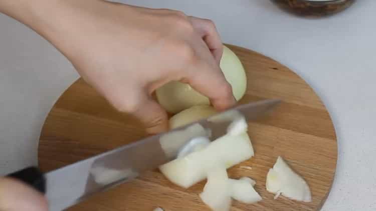 Per cucinare, tritare la cipolla