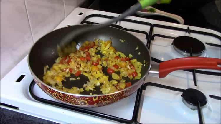 Per preparare il grano saraceno, friggi gli ingredienti