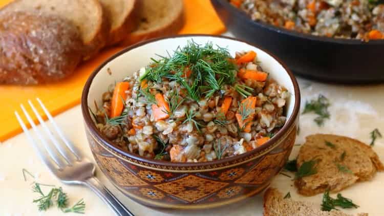 Grano saraceno con spezzatino in padella secondo una ricetta passo-passo con foto