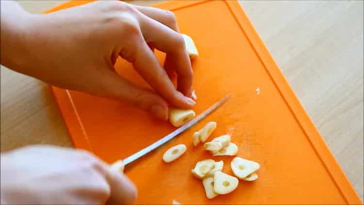 Per preparare il grano saraceno, tagliare l'aglio