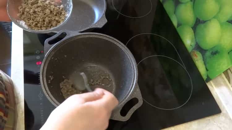 Prepara gli ingredienti per cucinare.