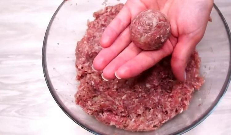 Forma una cotoletta per preparare il grano saraceno