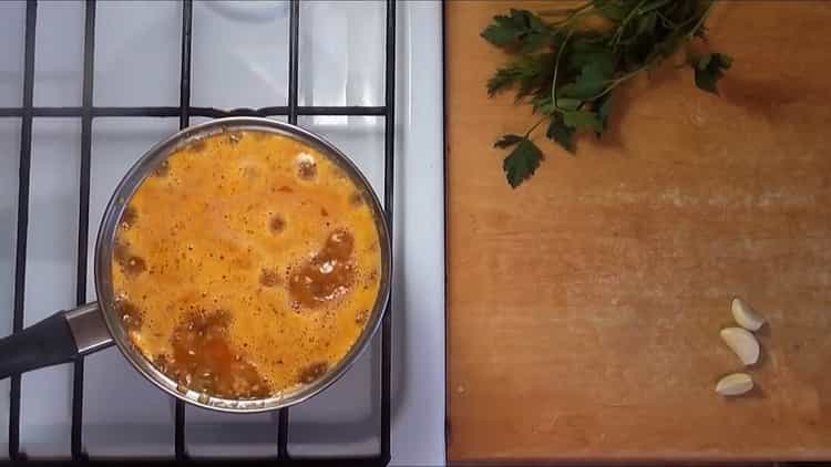 Prepara gli ingredienti per cucinare.