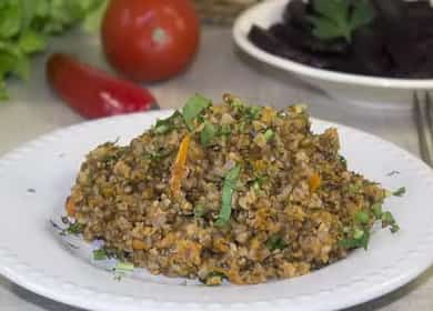 Grano saraceno con carne macinata in padella secondo una ricetta passo passo con foto