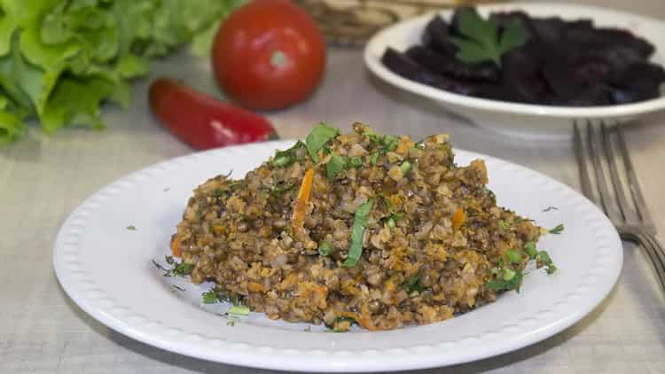 il grano saraceno con carne macinata in padella è pronto