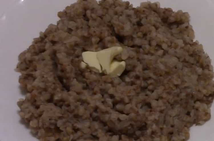 Porridge di grano saraceno con latte secondo una ricetta graduale con una foto