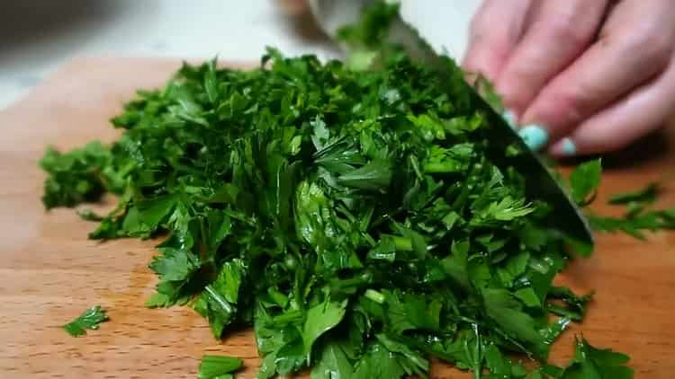 Per preparare un'insalata, tagliare le verdure