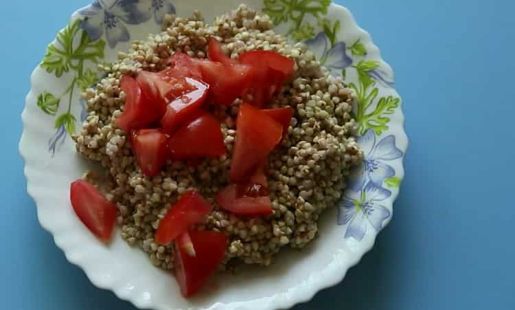 Per cucinare, tagliare i pomodori