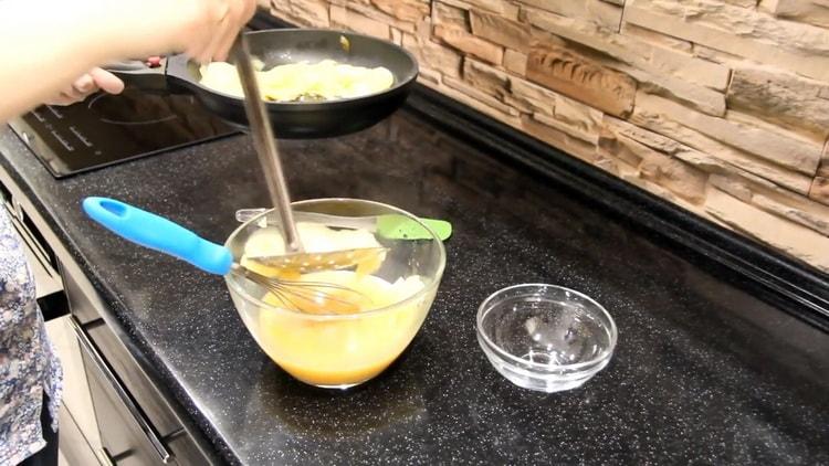 Per preparare la tortilla, mescola le patate con le patate