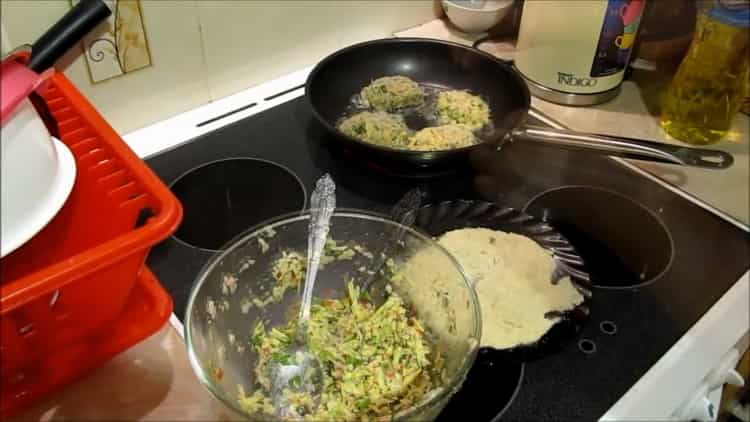 Mescolare gli ingredienti per fare le cotolette.