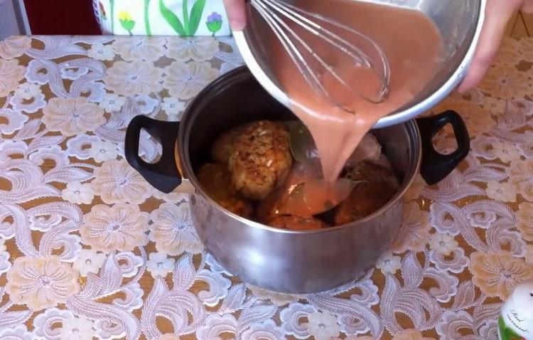 Per la preparazione di cavolo ripieno, riempire le polpette con salsa