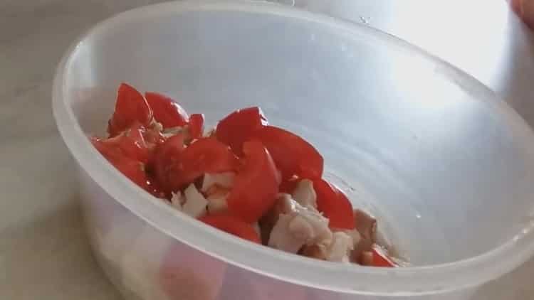 Per cucinare, tagliare i pomodori