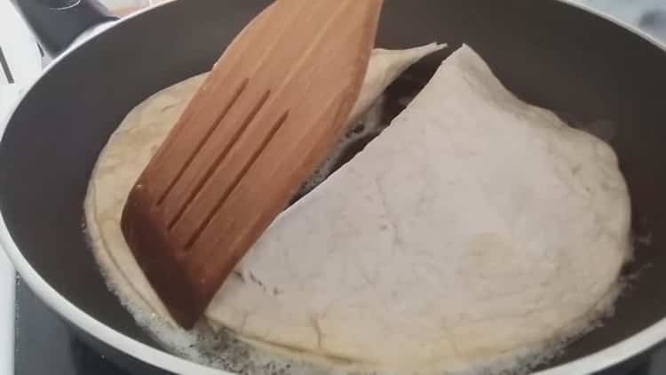 Per preparare un pasto, friggi la tortilla