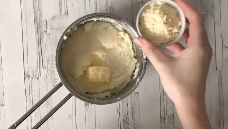 Upang makagawa ng puding, pakuluan ang semolina