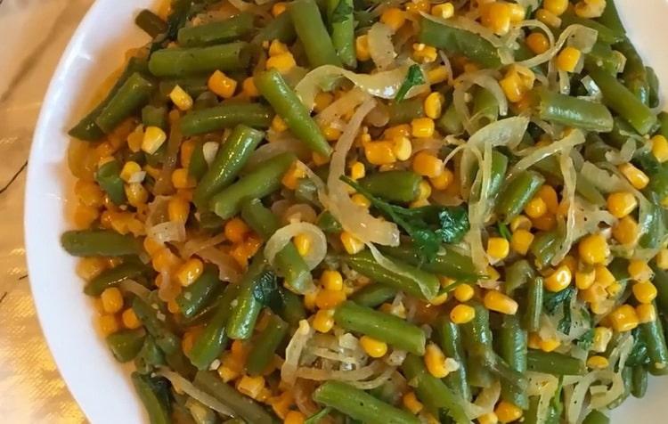 Ricetta graduale dell'insalata del baccello di fagiolo con la foto