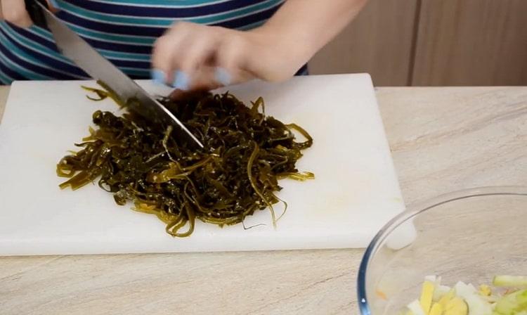 Per preparare un'insalata, tritare il cavolo