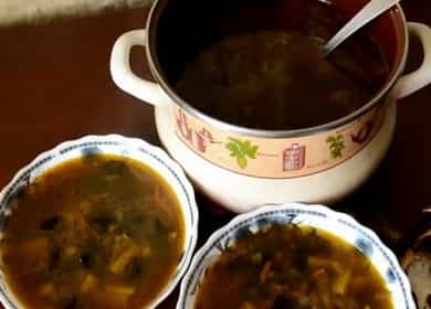 Zuppa di funghi secchi con orzo perlato secondo una ricetta graduale con foto