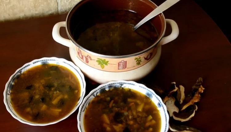 la zuppa di funghi essiccata con orzo è pronta