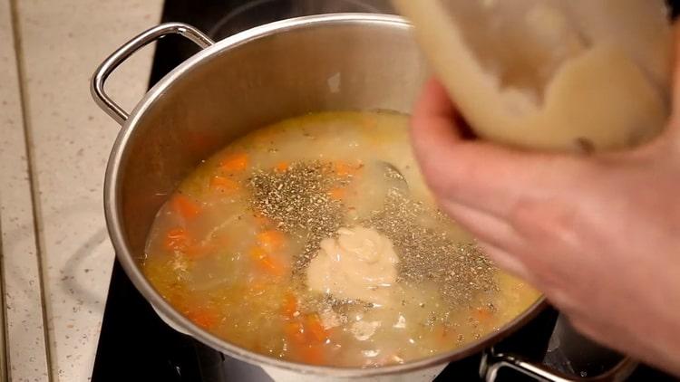 Mescola gli ingredienti per preparare la zuppa.