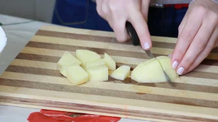 Prepara gli ingredienti per la zuppa.