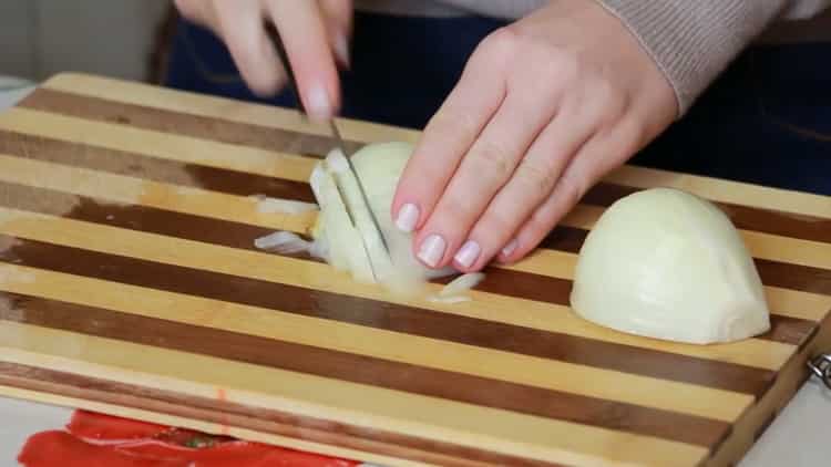 Per preparare la zuppa, tritare la cipolla