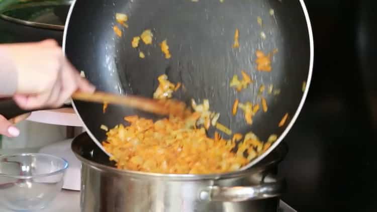 Aggiungi la zuppa al brodo per preparare la zuppa.